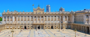Königlicher Palast in Madrid mit Menschen auf dem Vorplatz.