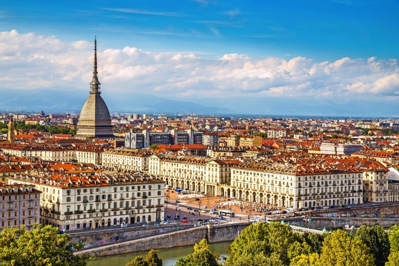 Stadtansicht von Turin mit Mole Antonelliana und Wolken am Himmel
