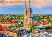 Panorama von Zagreb mit der Kathedrale im Zentrum.