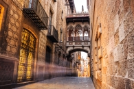 Enge, historische Gasse mit gotischem Brückenbogen.