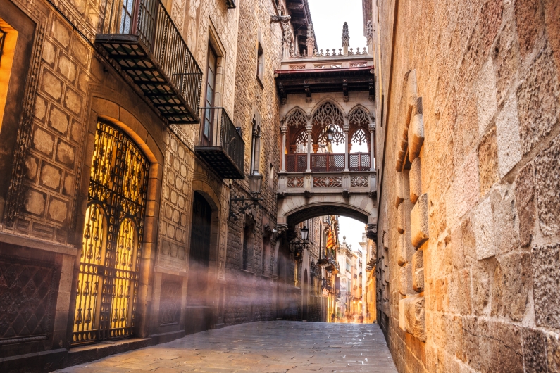 Enge, historische Gasse mit gotischem Brückenbogen.