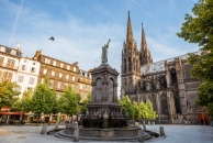 Place de la Victoire mit Statue und Kathedrale in Clermont-Ferrand, Frankreich.
