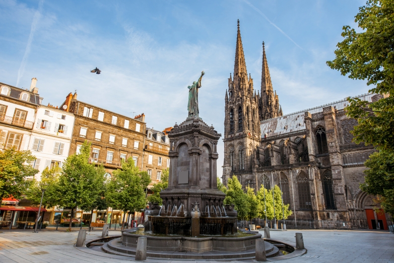 Place de la Victoire mit Statue und Kathedrale in Clermont-Ferrand, Frankreich.