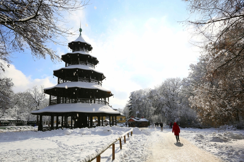 Chinesischer Turm im Englischen Garten in München im Winter, umgeben von Schnee.
