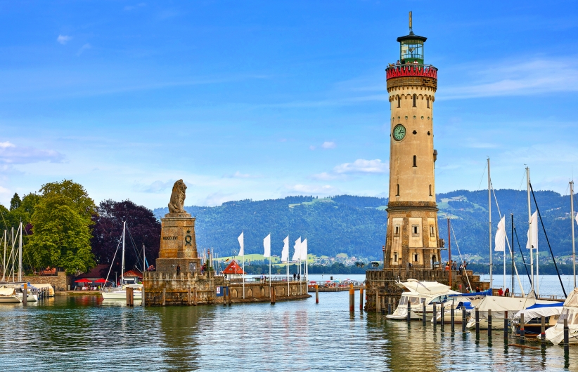 Hafen von Lindau mit Leuchtturm und Löwenstatue am Bodensee.