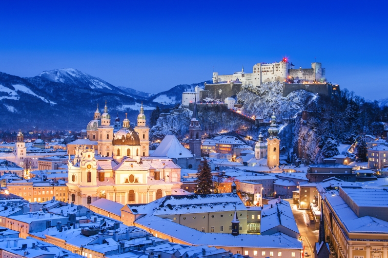 Winterliche Abendansicht der Altstadt von Salzburg mit Festung Hohensalzburg