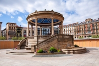 Pavillon auf einem Platz mit historischen Gebäuden im Hintergrund.