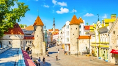 Viru-Tortürme in der Altstadt von Tallinn, Estland, an einem sonnigen Tag.