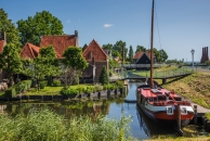 Alte Fischerhütten im Zuiderzeemuseum in Enkhuizen, Nordholland, Niederlande, am IJsselmeer.