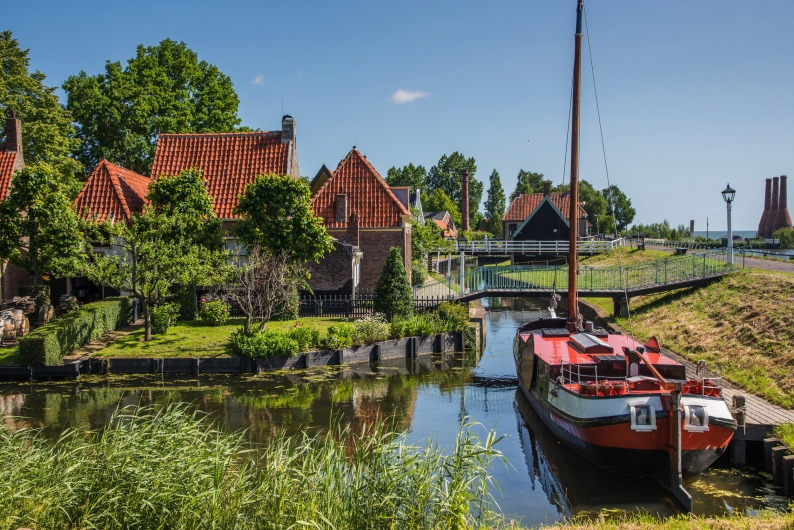 Alte Fischerhütten im Zuiderzeemuseum in Enkhuizen, Nordholland, Niederlande, am IJsselmeer.