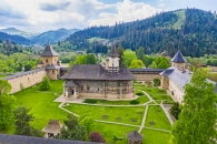 Kloster Sucevița in Rumänien, umgeben von einer malerischen Berglandschaft.