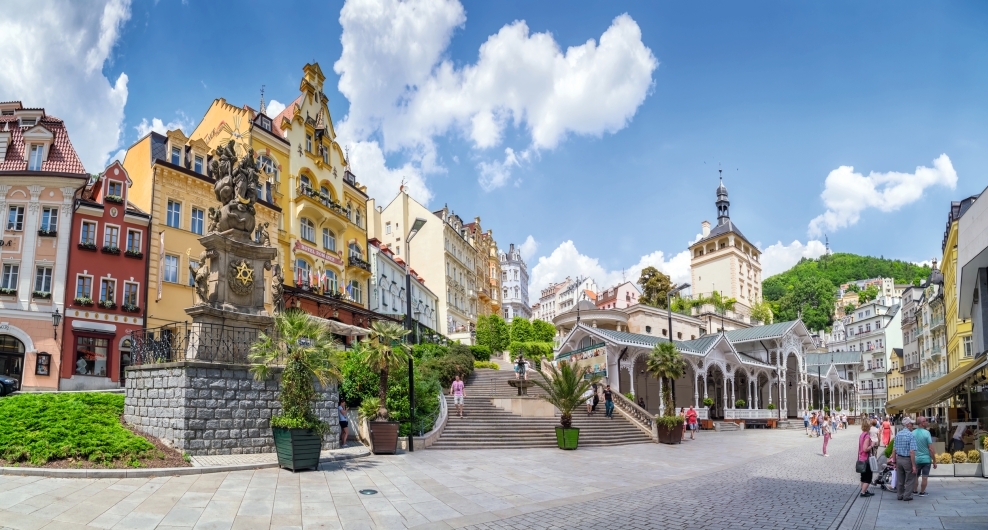 Historische Häuser und Fußgängerzone an einem sonnigen Tag in einer europäischen Stadt.