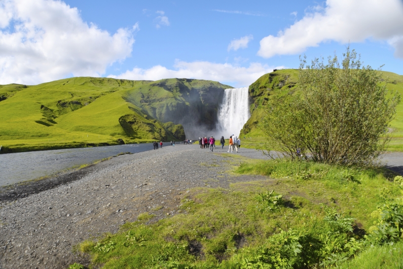 Grüne Landschaft mit riesigem Wasserfall