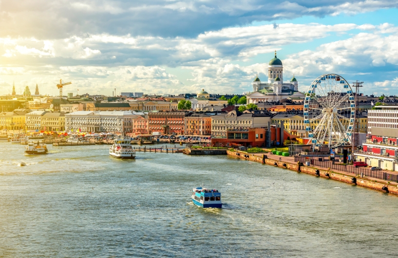 Stadtbild von Helsinki mit dem Dom von Helsinki und dem Marktplatz am Finnischen Meerbusen, bei Sonnenuntergang.