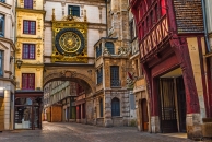 Historische Straße mit altem Uhrentor in Rouen, Frankreich.