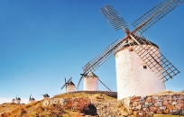 Windmühlen auf einem Hügel unter blauem Himmel in Consuegra, Spanien.