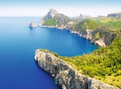 Steilküste und Meerblick am Kap Formentor auf Mallorca bei sonnigem Wetter.