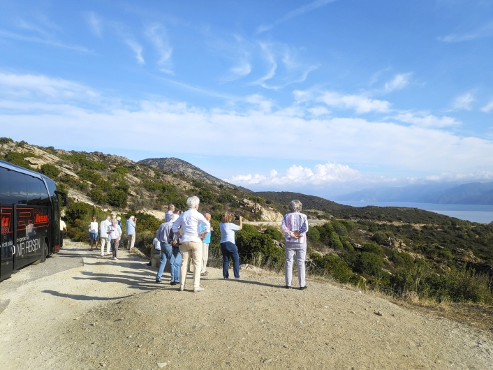 Reisegruppe schaut in die Ferne