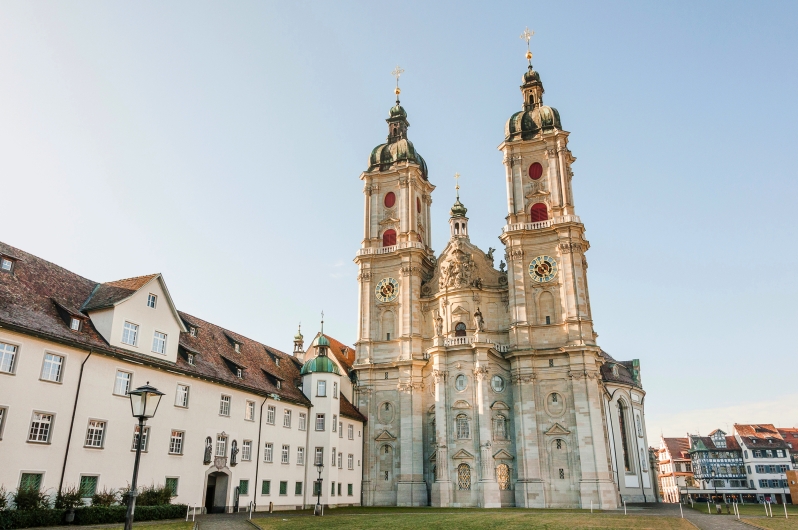 Barocke Kathedrale bei klarem Himmel mit angrenzenden Gebäuden.