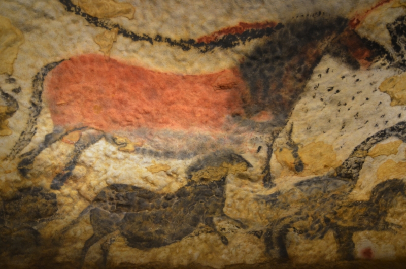 Höhlenmalerei von Wildpferden in natürlichen Erdfarben