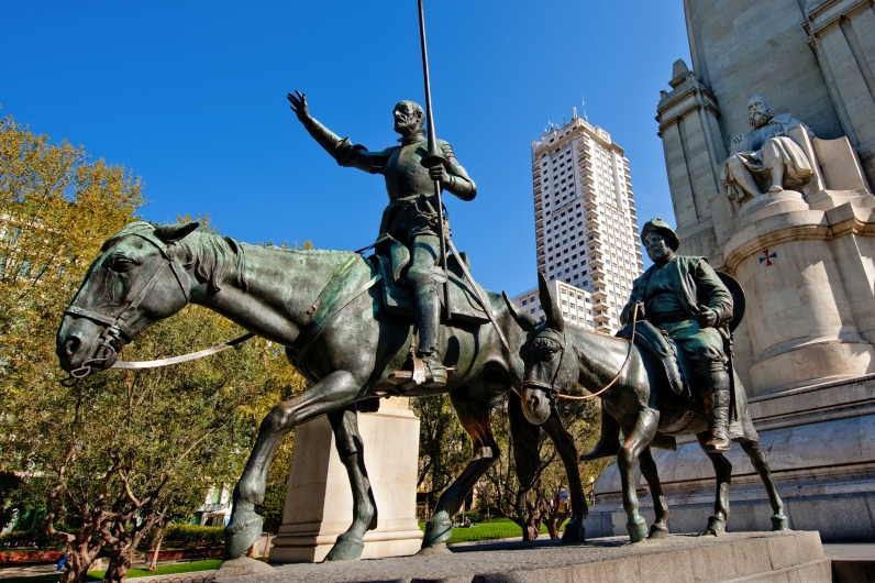 Bronzestatue von zwei Reitern in einem städtischen Park.