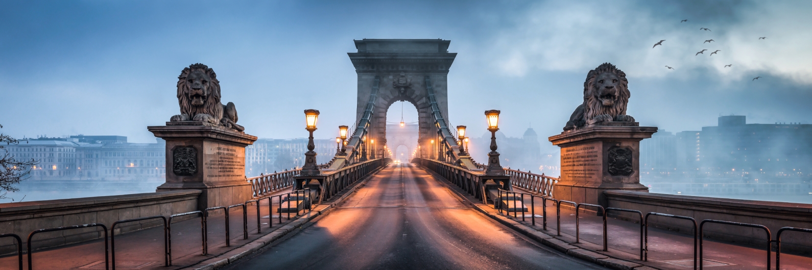 Kettenbrücke in Budapest im Winter mit Schnee bedeckt.