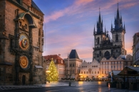 Historischer Platz in einer Stadt mit Astronomischer Uhr und Weihnachtsbaum.