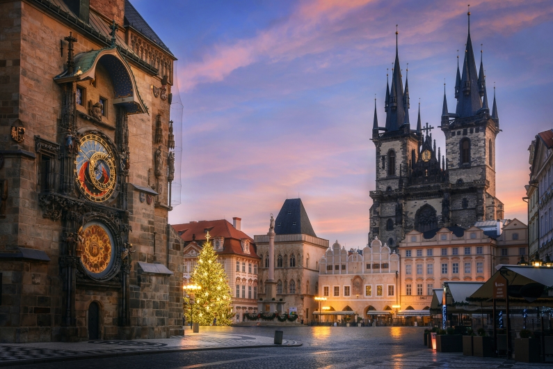 Historischer Platz in einer Stadt mit Astronomischer Uhr und Weihnachtsbaum.