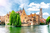 Historische Gebäude und Kanäle in Brügge, Belgien bei sonnigem Wetter.