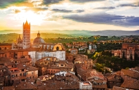 Stadtpanorama von Siena mit Kathedrale bei Sonnenuntergang