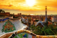 Park Güell mit Blick auf die Skyline von Barcelona bei Sonnenuntergang.