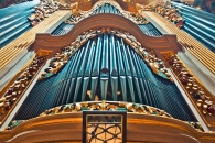 Silbermann-Orgel in Freiberg mit verzierten Pfeifen und reichem Dekor.