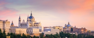 Skyline von Madrid mit der Almudena-Kathedrale bei Sonnenuntergang.