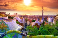 Sonnenuntergang über dem Park Güell in Barcelona mit Stadtblick.