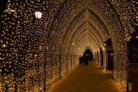 Beleuchteter Weg mit Weihnachtsdekoration in Oslo während der Adventszeit bei Nacht.