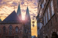 Kirchtürme und historische Gebäude im Abendlicht.