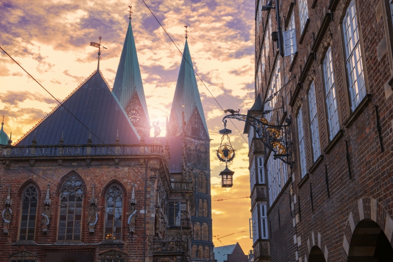 Kirchtürme und historische Gebäude im Abendlicht.