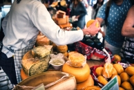 Verkauf von verschiedenen Käsesorten auf einem Markt in Gouda, Niederlande.