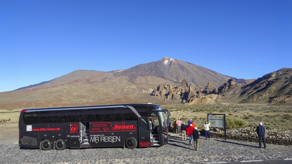Blitz-Bus im Nationalpark El Teide vor dem Vulkan Pico del Teide