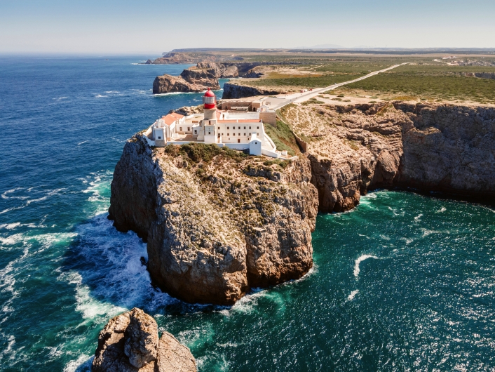 Leuchtturm auf einer Klippe am Meer bei klarem Wetter