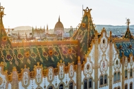 Historische Gebäude mit verziertem Dach im Sonnenuntergang.