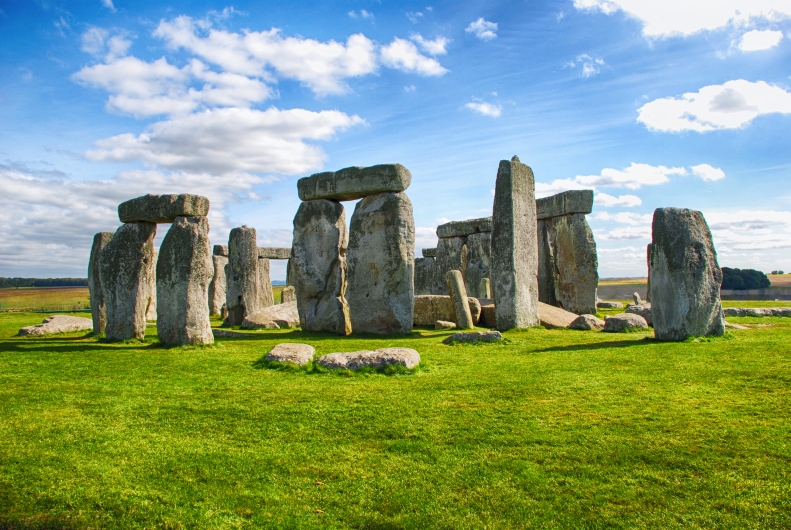 Steinkreis von Stonehenge unter blauem Himmel mit Wolken.