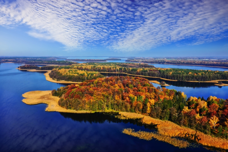 Luftaufnahme von seenreicher Herbstlandschaft mit buntem Laubwald.
