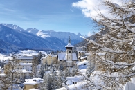 Schneebedeckter Ort in den Bergen