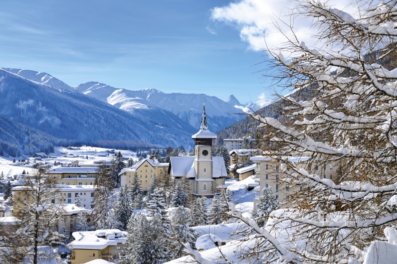 Schneebedeckter Ort in den Bergen