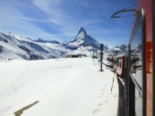 Blick aus dem Zug auf das Matterhorn im Winter
