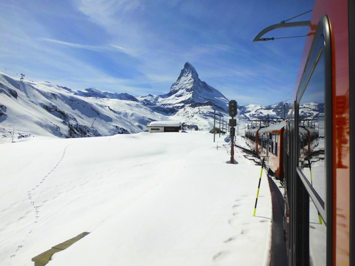 Blick aus dem Zug auf das Matterhorn im Winter