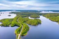 Luftaufnahme einer Landschaft mit Seen und bewaldeten Inseln.