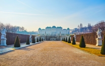 Schloss Belvedere in Wien mit Garten und Statuen im Vordergrund.