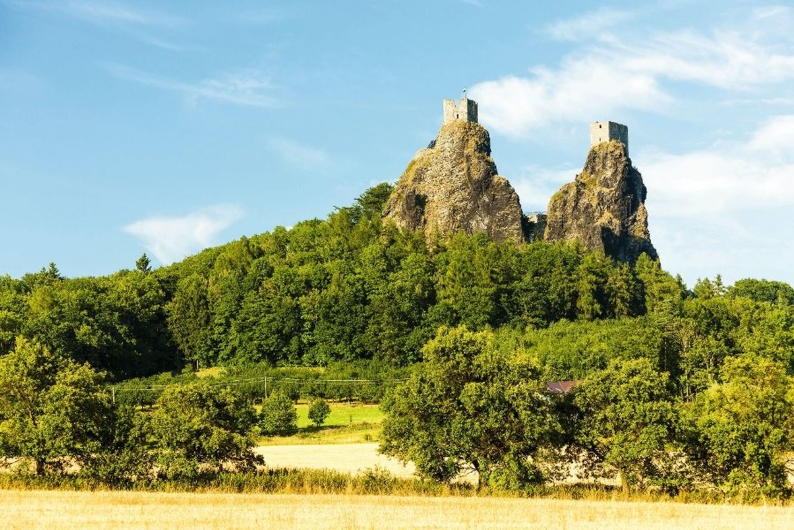 Zwei Burgen auf grünem Hügel mit blauem Himmel im Hintergrund